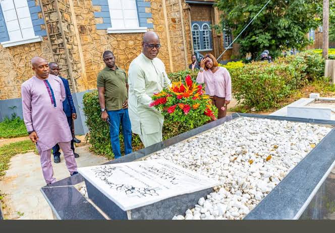 Makinde Pays Tribute to Late Father at 14th Memorial Service